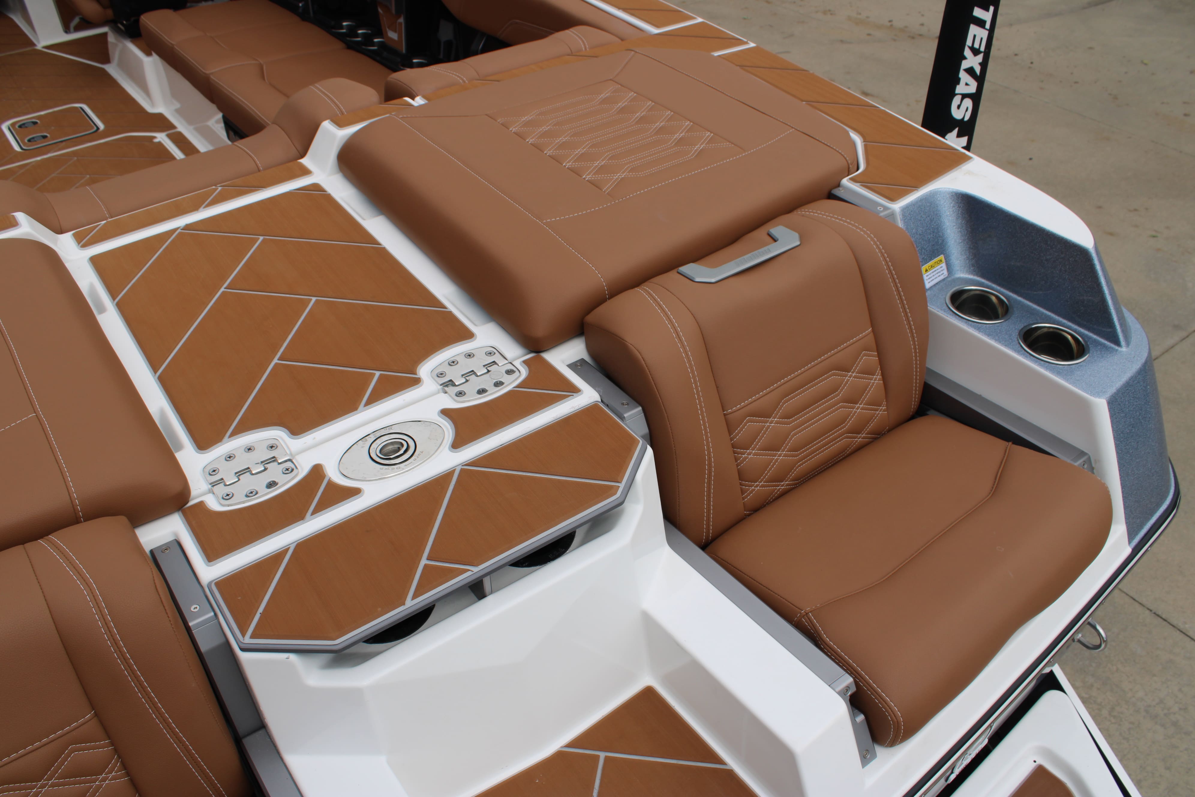 2025 Malibu 26 LSV Icon